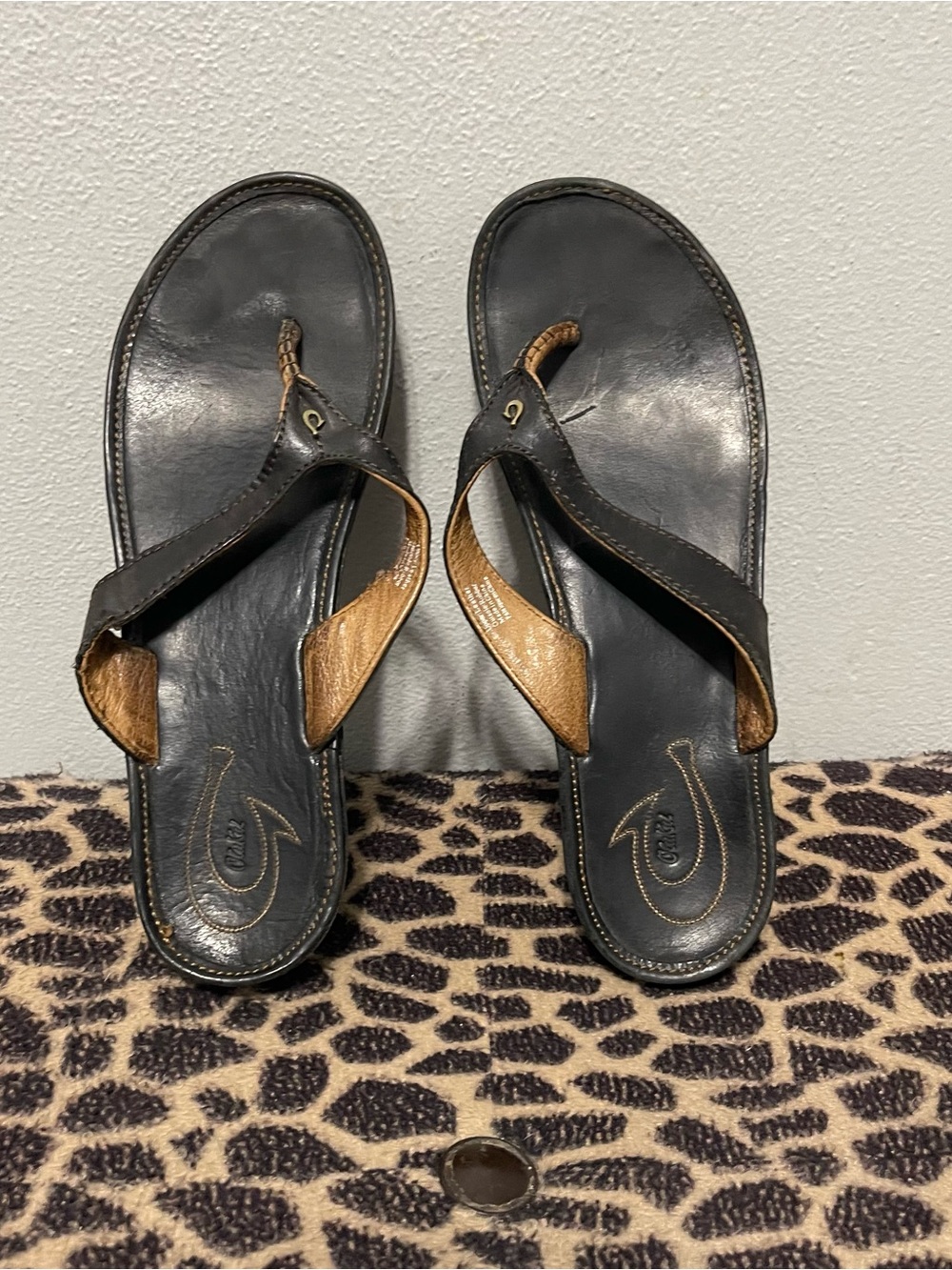 OluKai Hali’a Wedge Thong Sandals Black Leather Platform Summer Womens 9